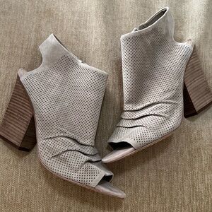 LNWOT Vince Camuto Sandles